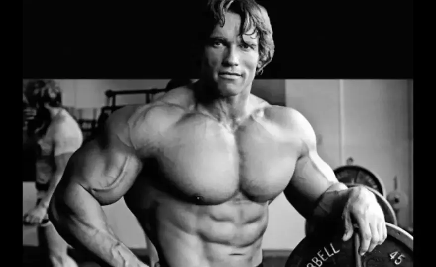 Gdzie urodził się Arnold Schwarzenegger? Zaskakujące fakty z życia!