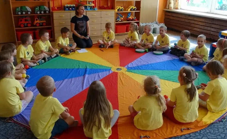 Pierwsze zajęcia z rytmiki w przedszkolu - jak zaangażować dzieci?