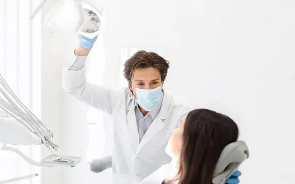 Ile po wizycie u dentysty nie można jeść? Sprawdź, dlaczego warto czekać