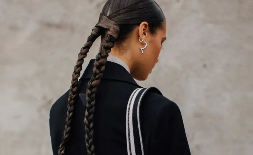 Coleta alta con trenza: el peinado que siempre funciona