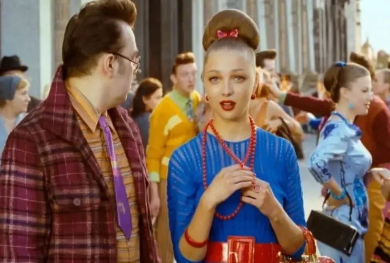 Strój na imprezę PRL: Od bikiniarza po elegantkę gotowe stylizacje