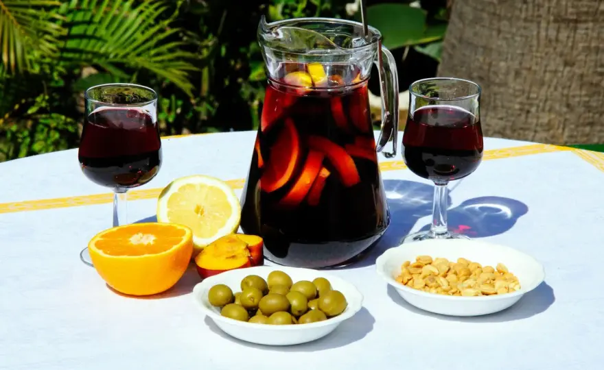 Przekąski do alkoholu: Idealne połączenia do wódki, piwa i wina