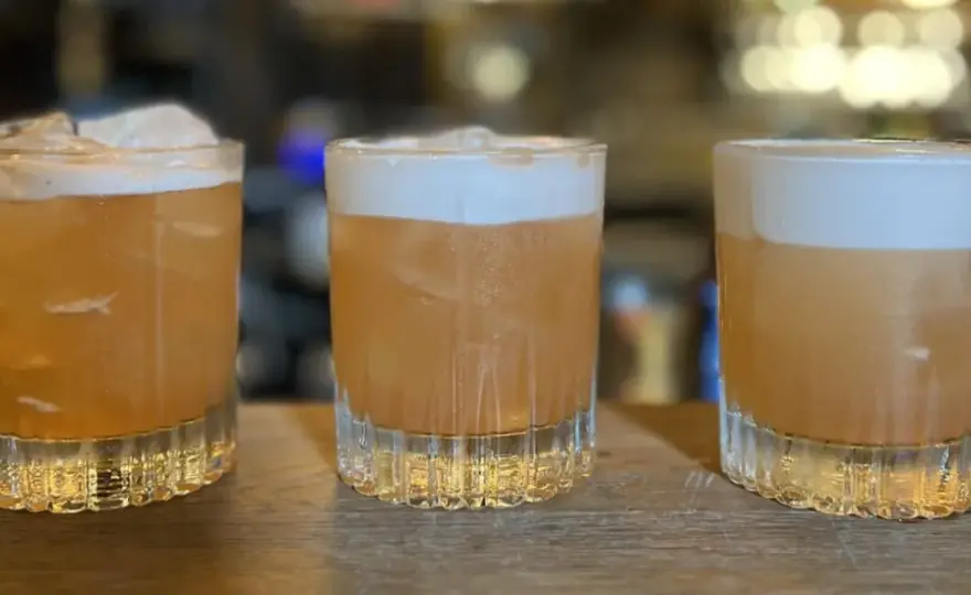 Drinki z białkiem: Jak stworzyć aksamitne koktajle z białkiem jaja
