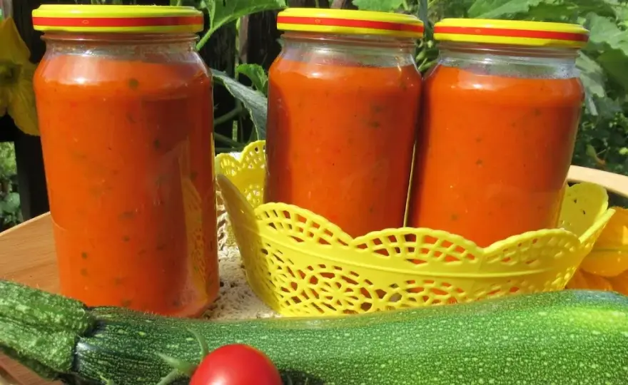 Sos do spaghetti do słoików z cukinią - łatwy przepis na zimę