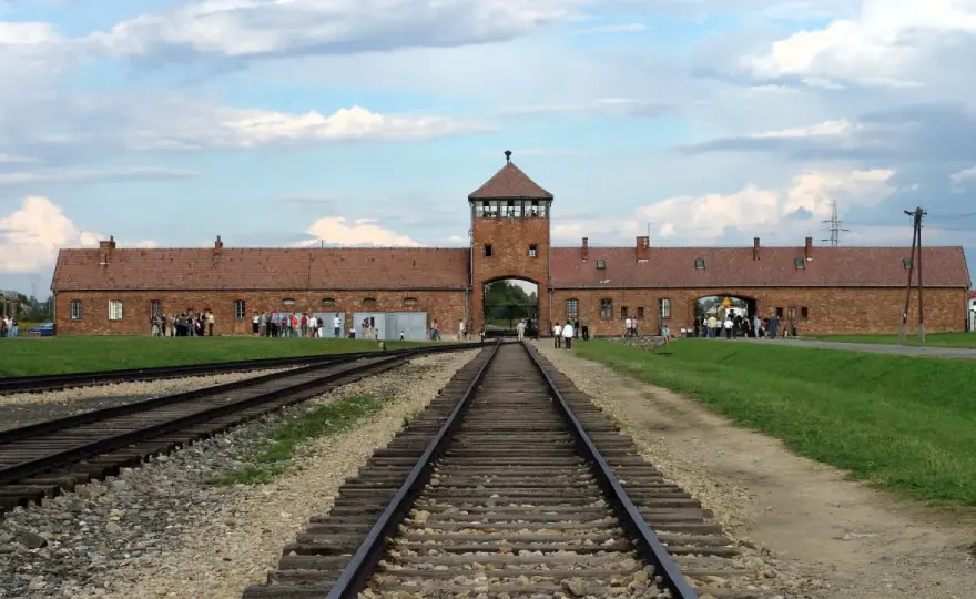 Auschwitz - Gdzie leży? Plan zwiedzania i praktyczne porady