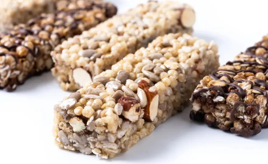 Baton proteinowy przed czy po treningu? Maksymalizuj efekty!