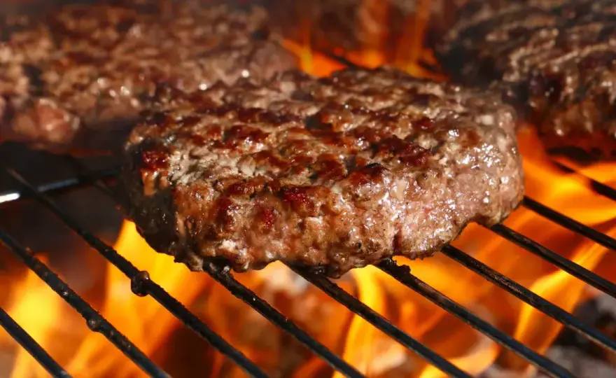Jak smażyć hamburgery, aby były soczyste i pełne smaku?