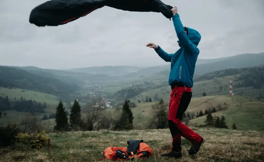 Śpiwór puchowy czy syntetyczny? Wybierz idealny na biwak!