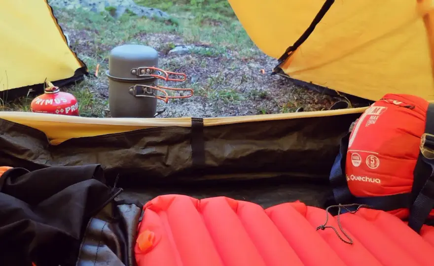 Śpiwór puchowy czy syntetyczny - Co wybrać na trekking i biwak?