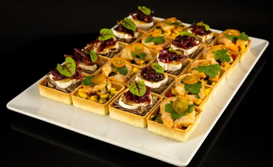 Catering na konferencje: Jak wybrać idealne menu i firmę?
