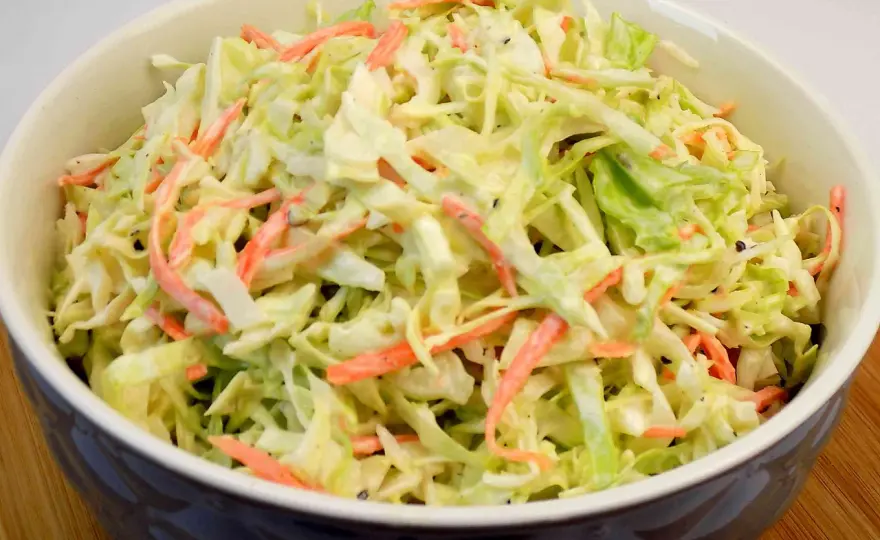 Surówka z młodej kapusty (coleslaw) - Przepis idealny!