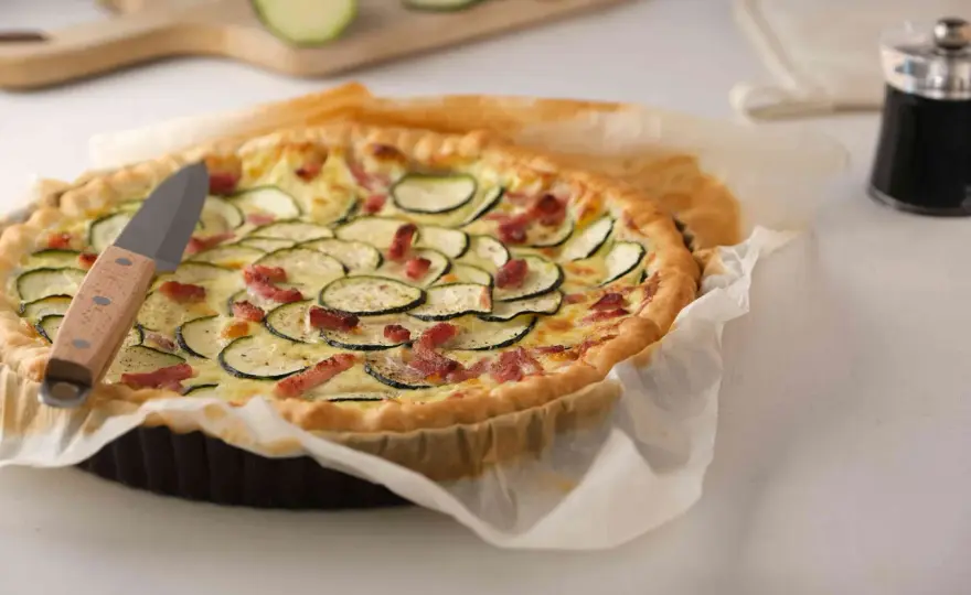 Quiche aux courgettes et lardons - la recette bien dorée et ferme