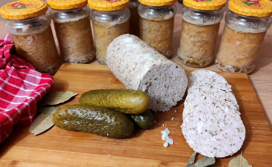 Prosty przepis na kiełbasę słoikową w Thermomixie, który zachwyci