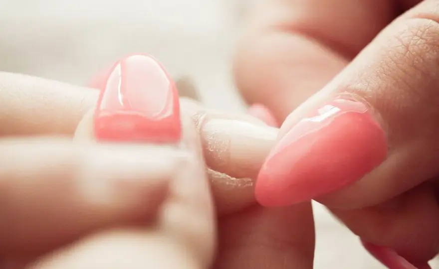 Manicure tytanowy - Jak zdjąć go w domu bez niszczenia płytki?