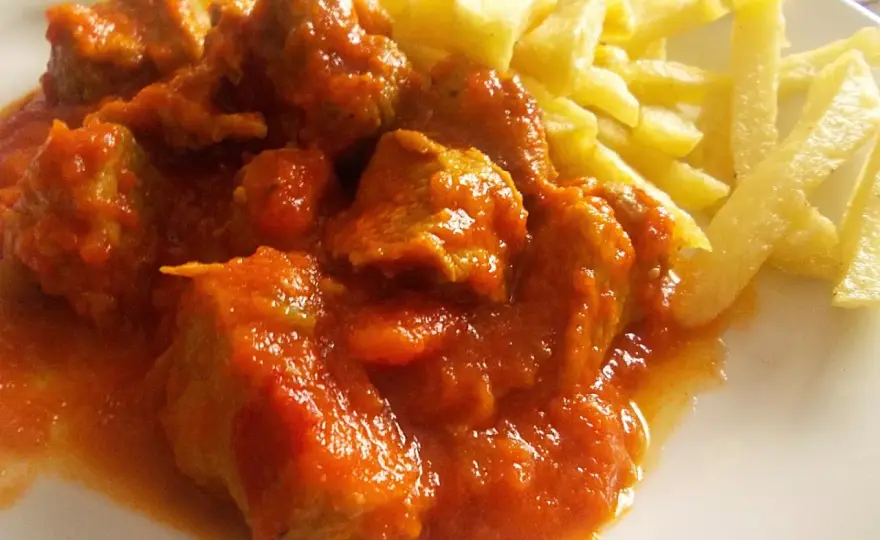 Carne de cerdo con tomate de la abuela, tierna y sabrosa