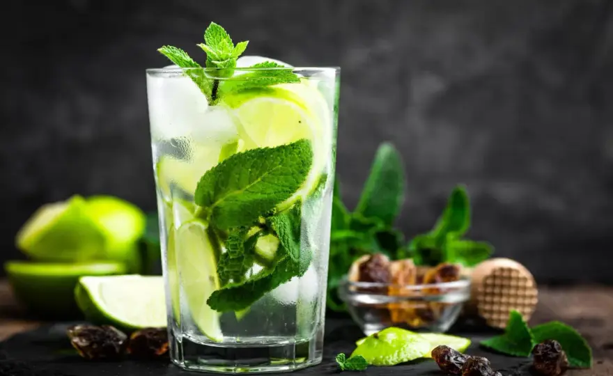 Ile kosztuje drink mojito? Ceny w barach i sklepach w Polsce