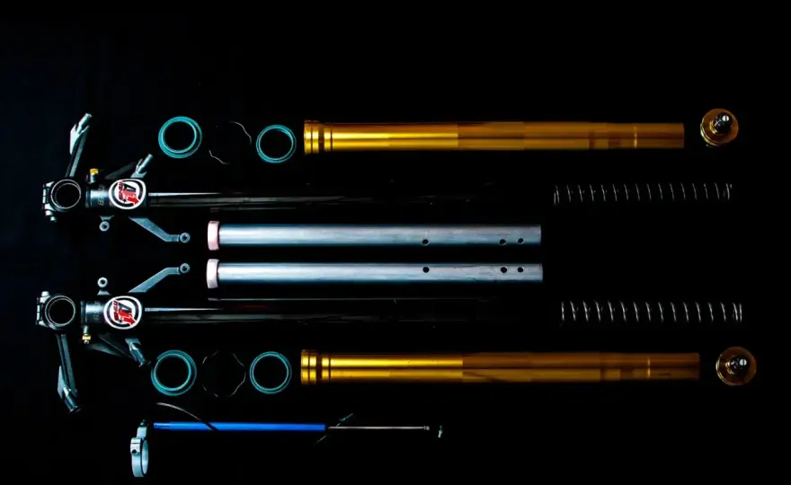 Horquilla telescópica de moto - síntomas, ajustes y mantenimiento