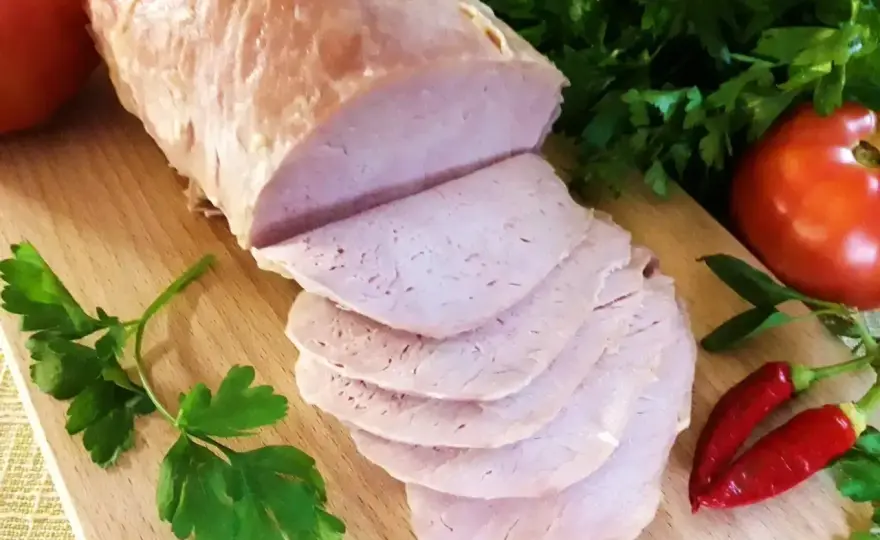 Schab gotowany 2 razy po 10 minut. Jak zrobić go soczystym?