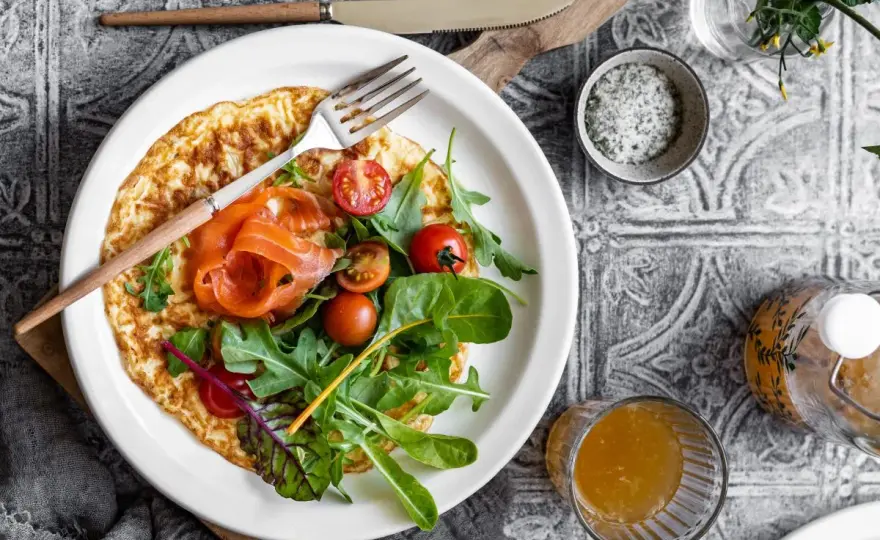 Omlet na słono idealny – przepis, proporcje, dodatki