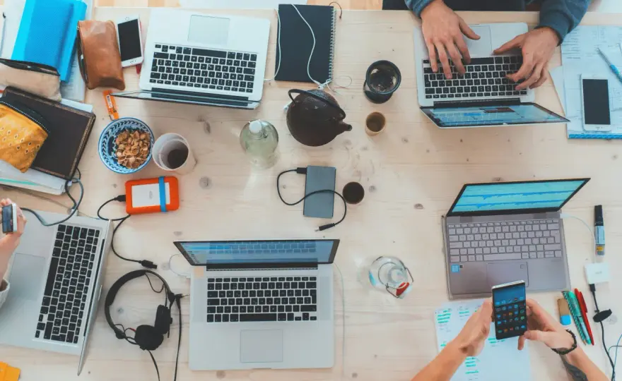 Co jeśli technologia nie czyni nas mądrzejszymi, tylko szybszymi w byciu zdezorientowanymi?