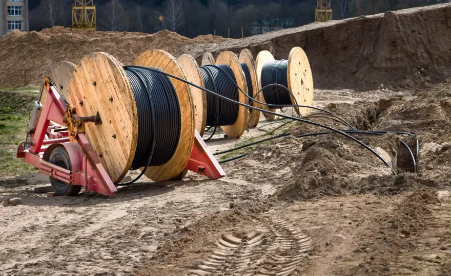 Jak głęboko zakopać kabel energetyczny? Poradnik i normy na działce