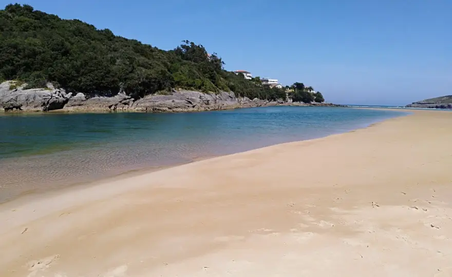 Playa de La Arena (Arnuero) - ¿Nudista o familiar? Guía definitiva
