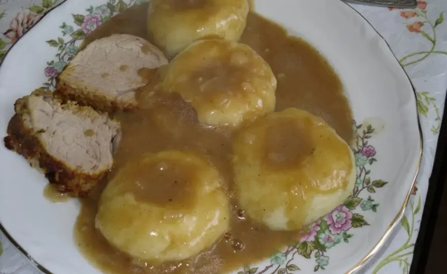 Co do klusek śląskich? Sprawdzone przepisy i najlepsze sosy do podania