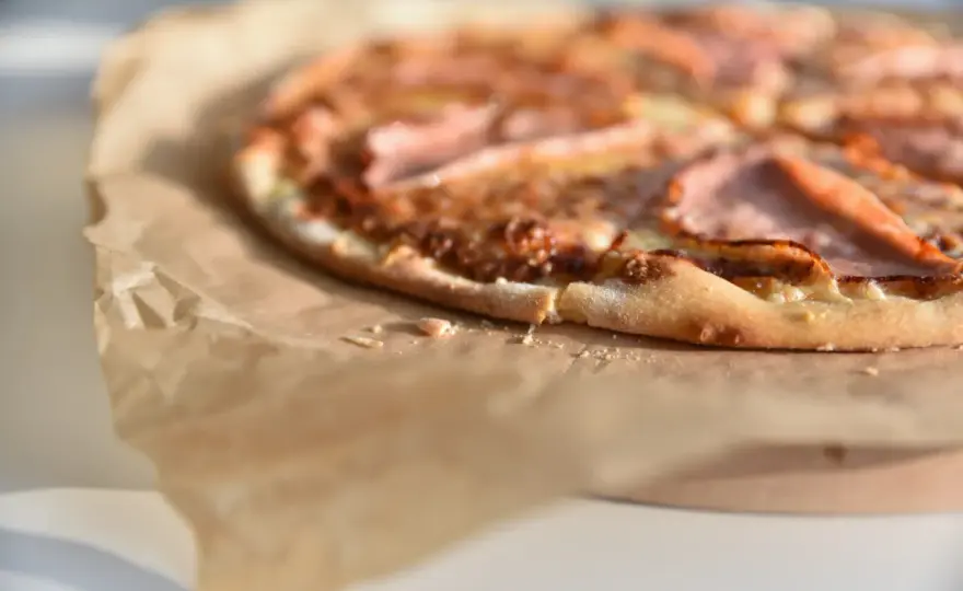 Ile kalorii ma pizza 40 cm? Zaskakujące różnice w kaloryczności