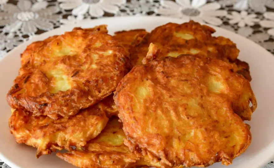 Ile jajek do placków ziemniaczanych? Klucz do chrupkości!