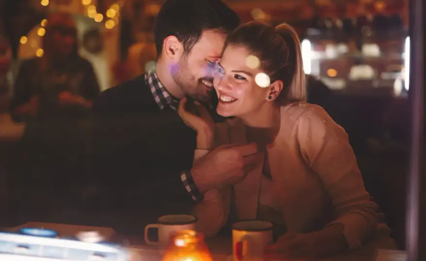 Flirt po czterdziestce - jak robić to naturalnie?