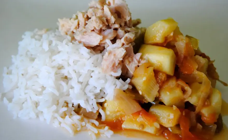 Arroz con bonito en lata - cómo lograr un plato jugoso