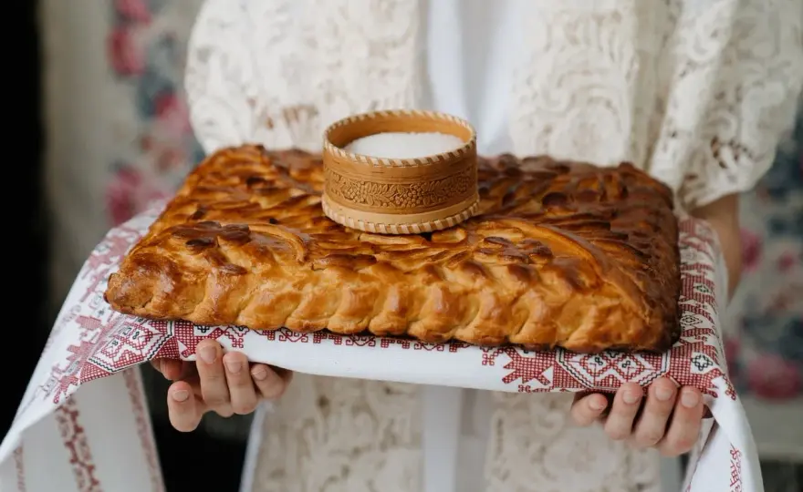 Chleb i sól na weselu - symbolika, przebieg i życzenia