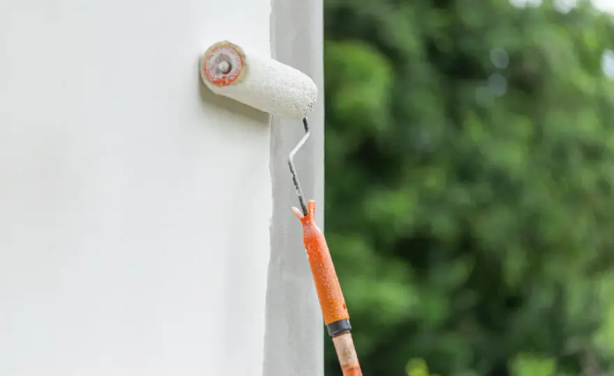 Fassade ohne Reinigung streichen? Wann es wirklich sinnvoll ist