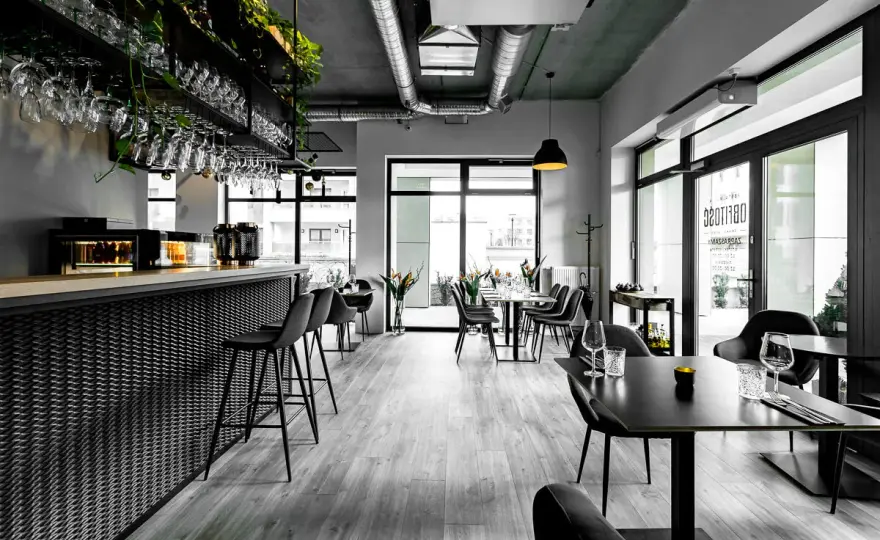 Restauracja w stylu industrialnym: 7 kluczowych elementów wystroju