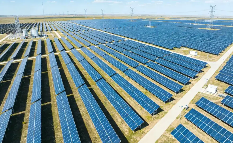 Budowa elektrowni słonecznej 2026: Złoty interes czy wyzwanie?