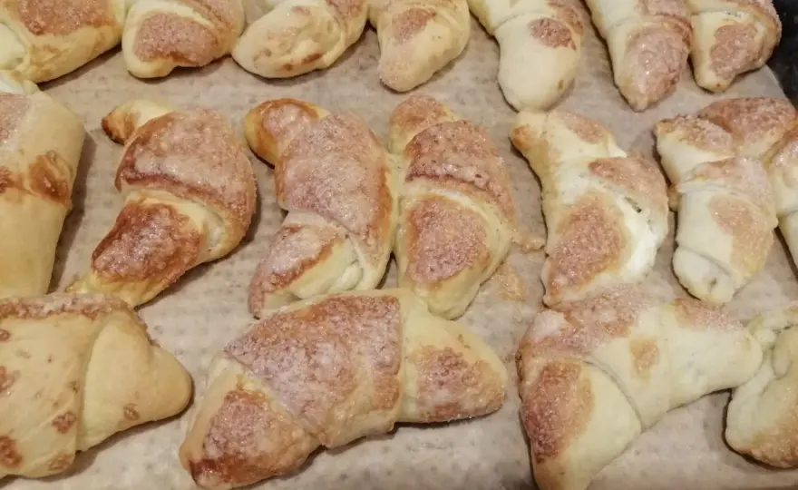 Masa serowa do rogalików - jak zrobić kremowe nadzienie?