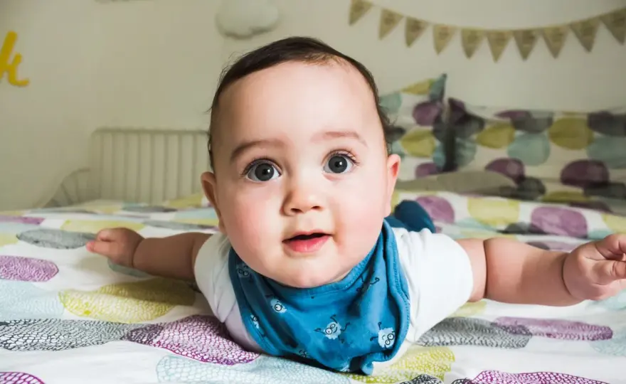 Bambino di 4 mesi - sviluppo, alimentazione e sonno sicuro