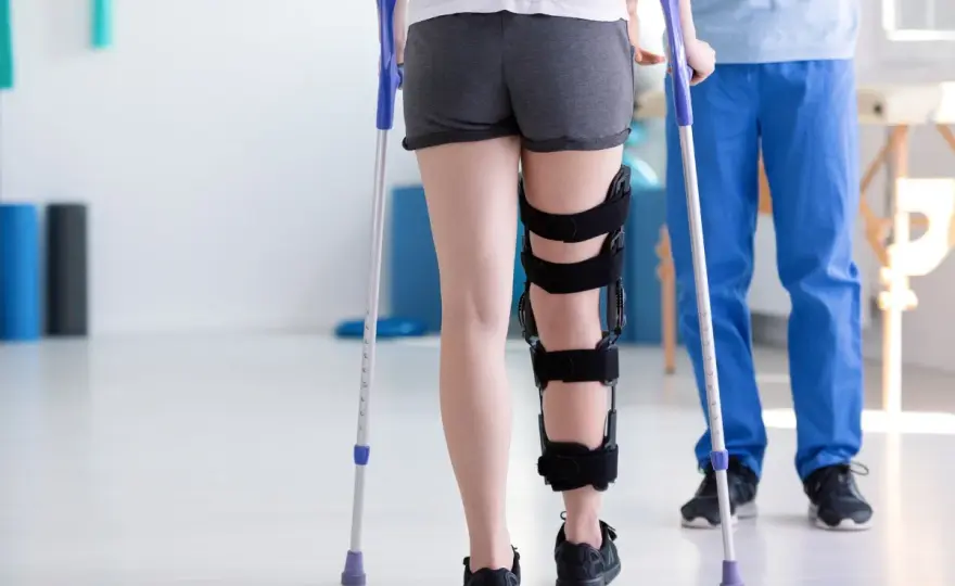 Rehabilitacja po złamaniu nogi - ćwiczenia i powrót do chodu