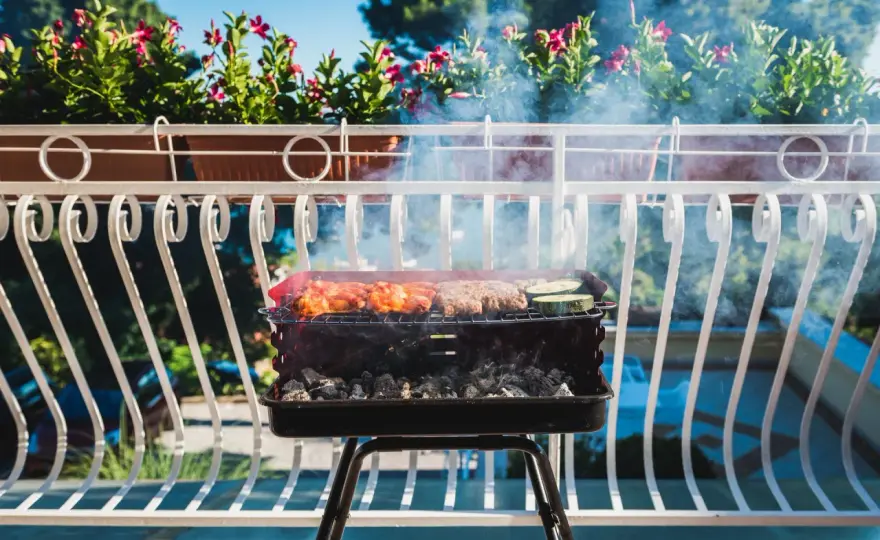 Grill na balkonie: Czy to legalne? Uniknij mandatu i kłótni!