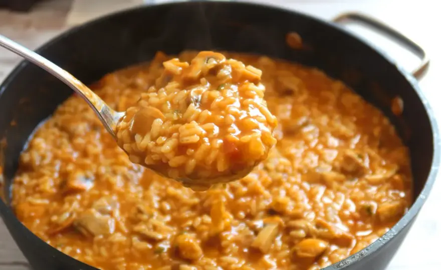 Arroz caldoso con pollo, jugoso y con el caldo en su punto