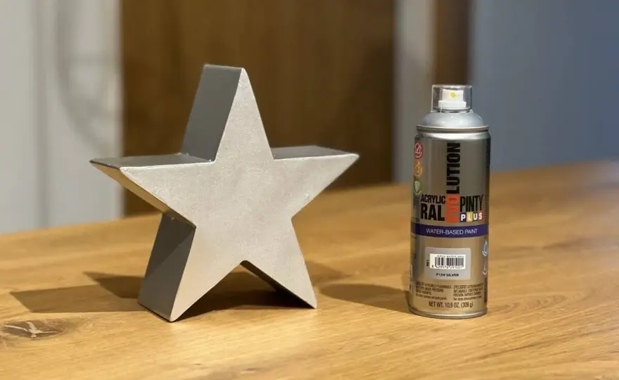 Gwasz w dekoracjach i DIY - jak uzyskać matowy efekt?