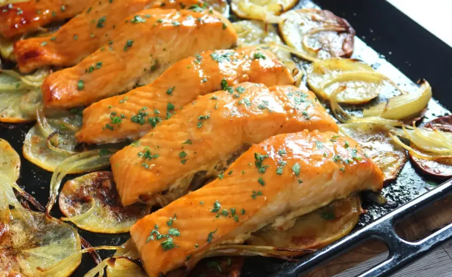 Salmón al horno jugoso - tiempos, trucos y guarnición