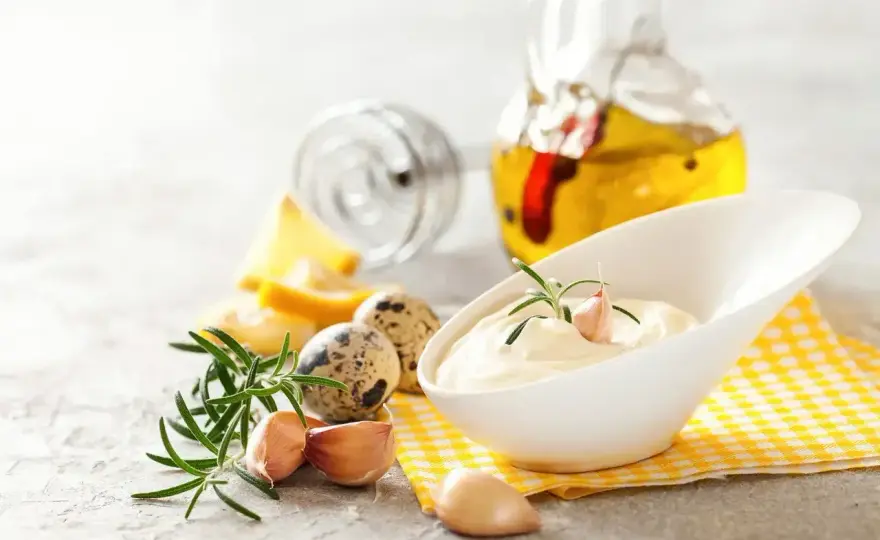 Aioli - idealny sos czosnkowy? Przepis, różnice, porady!