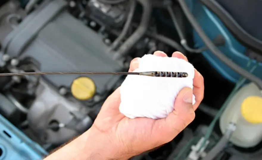 Cuánto cuesta cambiar el aceite del coche y qué debe incluir