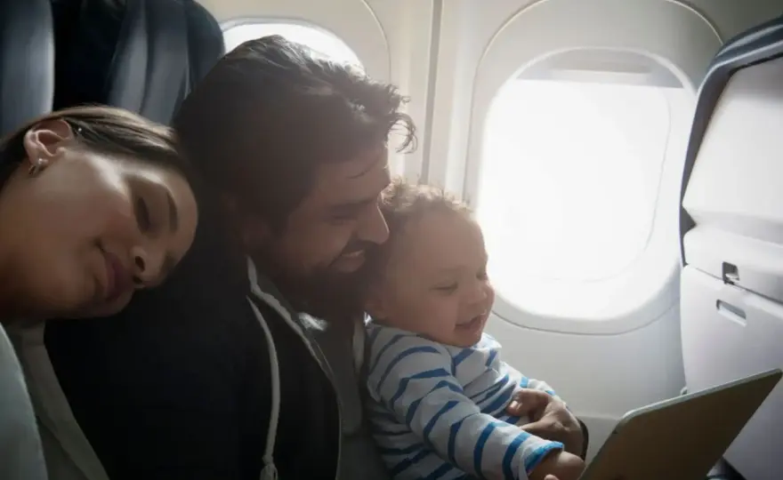 Flyga med bebis - så planerar du en lugnare resa