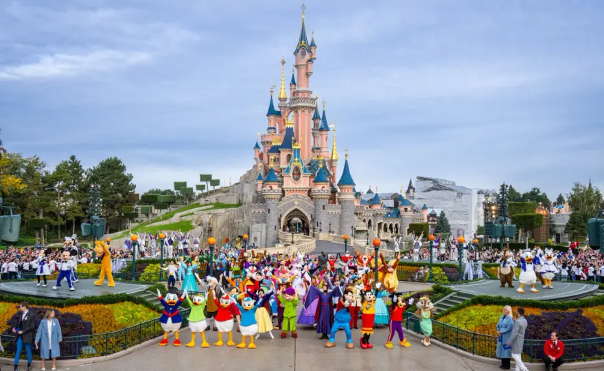Disneyland: Gdzie na świecie? Paryż czy USA? Poradnik