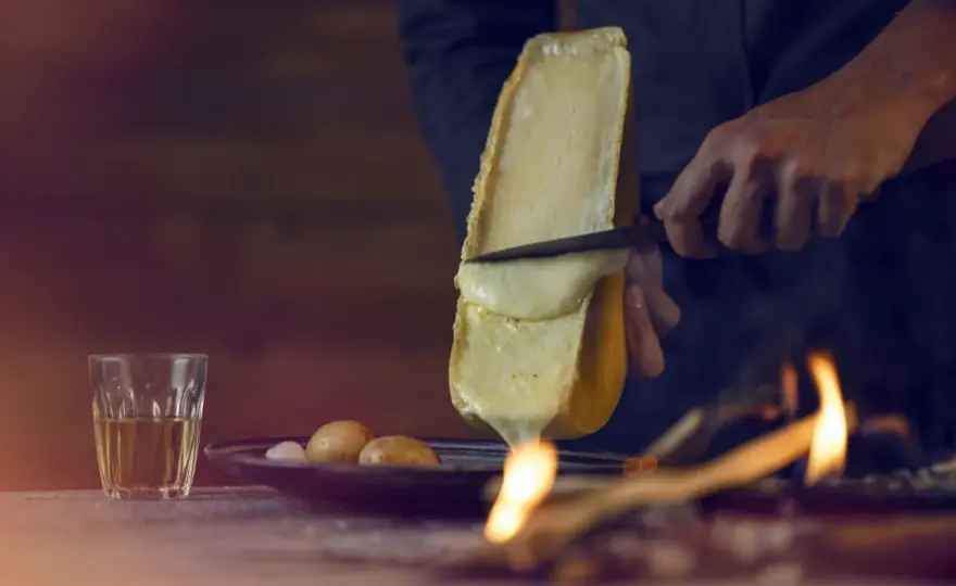 Raclette - l'origine valaisanne et le goût du terroir