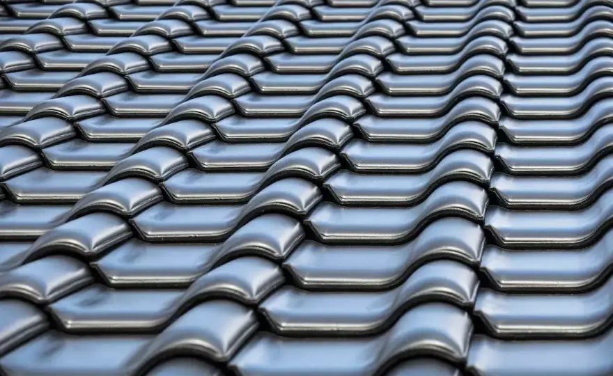 Dachówka ceramiczna czy blachodachówka - co faktycznie warto wybrać?