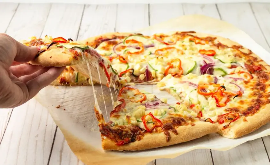 Idealne proporcje ciasta na pizzę - przepis i sekrety smaku