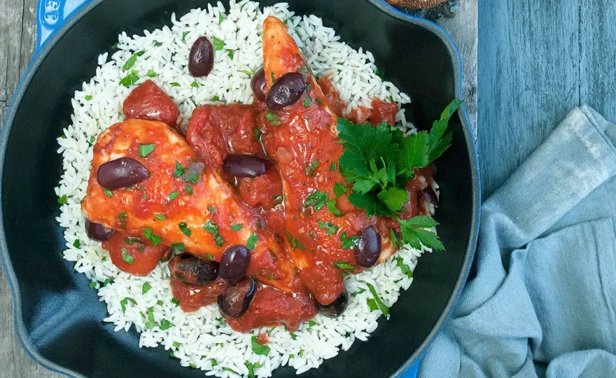 Poulet à la sauce tomate, la méthode pour une viande tendre